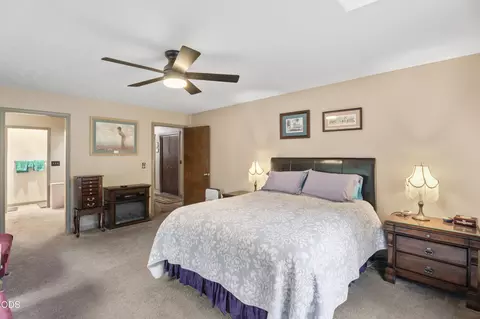Bedroom - 16191 Twin Dr, La Pine, OR 97739 photo 3 of 5