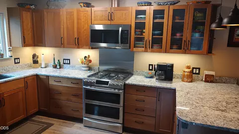 Kitchen - 16191 Twin Dr, La Pine, OR 97739 photo 7 of 7