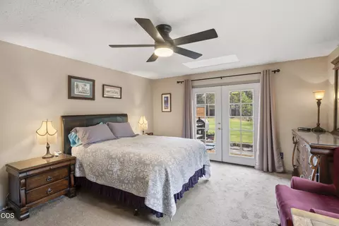 Bedroom - 16191 Twin Dr, La Pine, OR 97739 photo 2 of 5