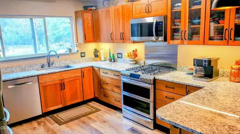 Kitchen - 16191 Twin Dr, La Pine, OR 97739 photo 4 of 8