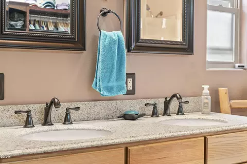 Bath - 16191 Twin Dr, La Pine, OR 97739 photo 2 of 5