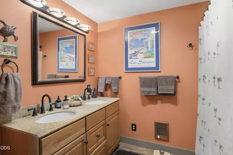 Bath - 16191 Twin Dr, La Pine, OR 97739 photo 4 of 5