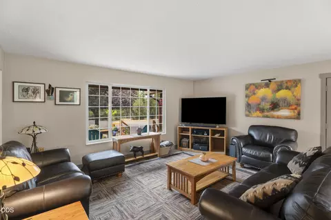 Living - 16191 Twin Dr, La Pine, OR 97739 photo 2 of 5