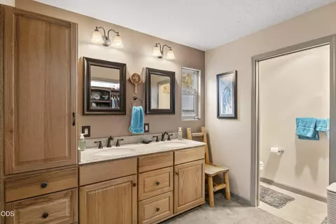 Bath - 16191 Twin Dr, La Pine, OR 97739 photo 1 of 5