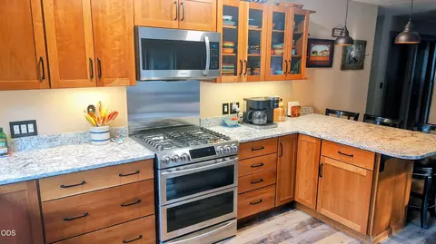 Kitchen - 16191 Twin Dr, La Pine, OR 97739 photo 4 of 7