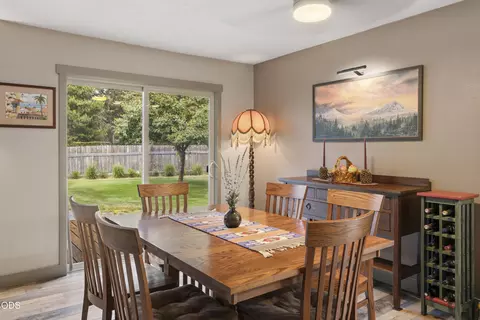 Dining - 16191 Twin Dr, La Pine, OR 97739 photo 2 of 4