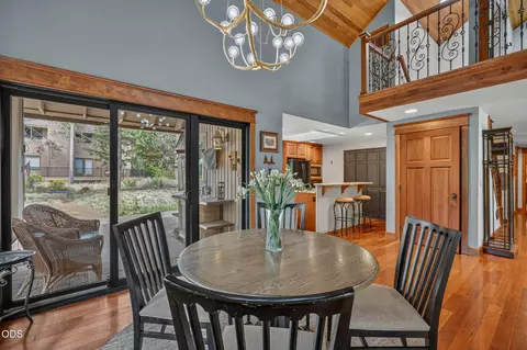 Dining - 57785 Ribes Ln #4, Sunriver, OR 97707 photo 6 of 6