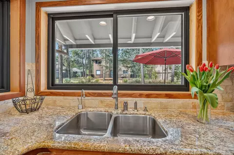 Kitchen - 57785 Ribes Ln #4, Sunriver, OR 97707 photo 2 of 6