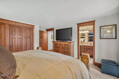 Bedroom - 57785 Ribes Ln #4, Sunriver, OR 97707 photo 6 of 10