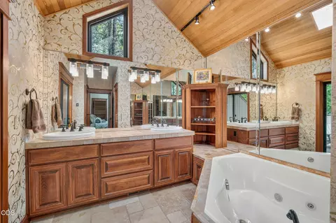 Bath - 57785 Ribes Ln #4, Sunriver, OR 97707 photo 4 of 6