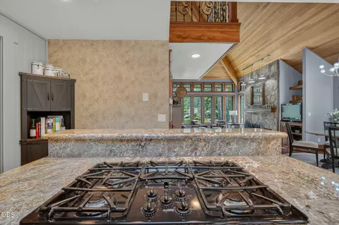 Kitchen - 57785 Ribes Ln #4, Sunriver, OR 97707 photo 4 of 6
