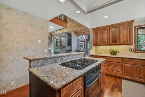 Kitchen - 57785 Ribes Ln #4, Sunriver, OR 97707 photo 5 of 6