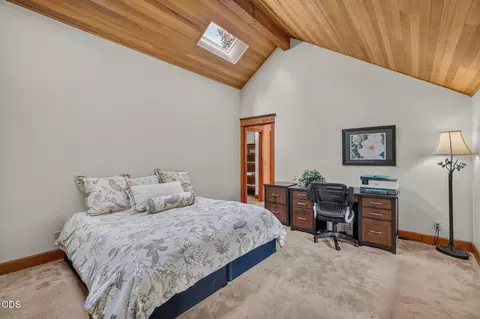 Bedroom - 57785 Ribes Ln #4, Sunriver, OR 97707 photo 8 of 10