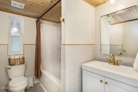 Bath - 17265 Canvasback Dr, Bend, OR 97707 photo 1 of 2