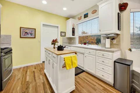 Kitchen - 1550 Panoramic Loop, Grants Pass, OR 97527 photo 7 of 8
