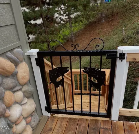 Exterior - 1550 Panoramic Loop, Grants Pass, OR 97527 photo 2 of 4
