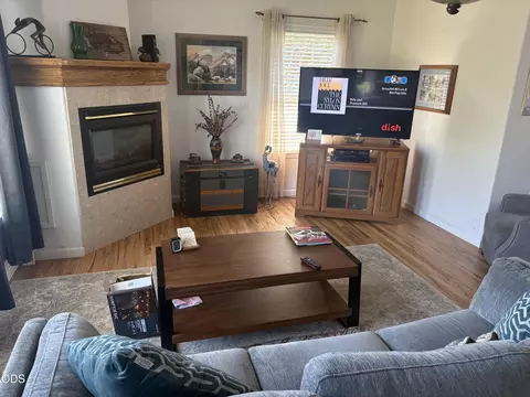 Living - 1550 Panoramic Loop, Grants Pass, OR 97527 photo 1 of 5