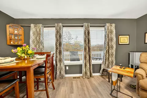 Dining - 1550 Panoramic Loop, Grants Pass, OR 97527 photo 2 of 2