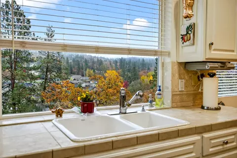 Kitchen - 1550 Panoramic Loop, Grants Pass, OR 97527 photo 6 of 8