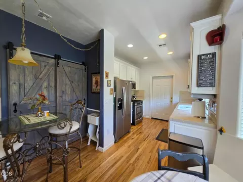 Kitchen - 1550 Panoramic Loop, Grants Pass, OR 97527 photo 3 of 8