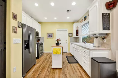 Kitchen - 1550 Panoramic Loop, Grants Pass, OR 97527 photo 4 of 8
