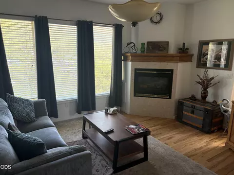 Living - 1550 Panoramic Loop, Grants Pass, OR 97527 photo 2 of 5