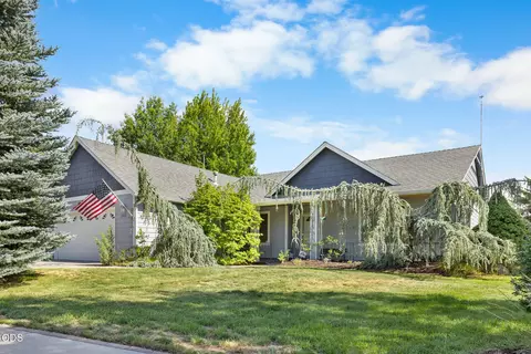 2142 NW Nickernut Ave, Redmond, OR 97756