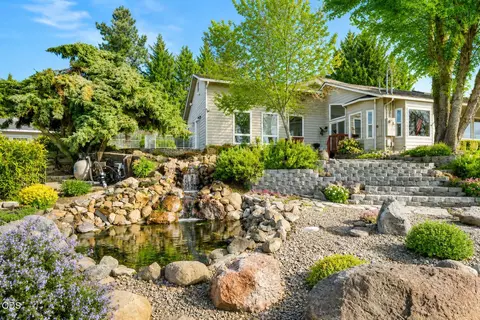 4935 Cherry Ln, Medford, OR 97504