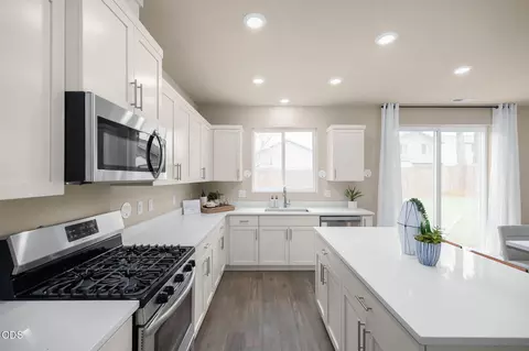 Kitchen - 20675 NE Town Dr, Bend, OR 97701 photo 2 of 4