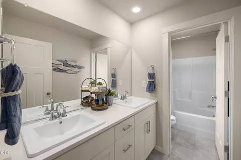 Bath - 20675 NE Town Dr, Bend, OR 97701 photo 2 of 3