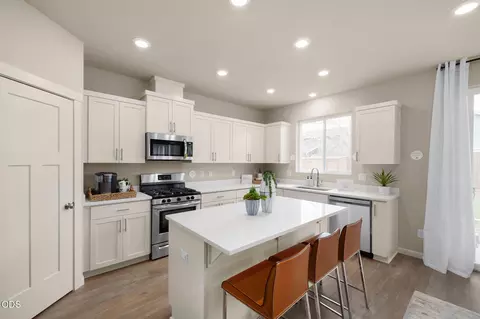 Kitchen - 20675 NE Town Dr, Bend, OR 97701 photo 4 of 4