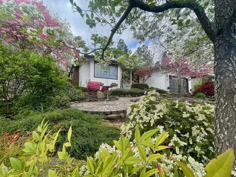 2446 Heritage Way, Medford, OR 97504