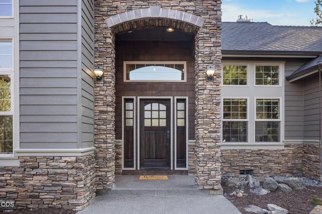 3193 N Colonial Dr, Bend, OR 97703