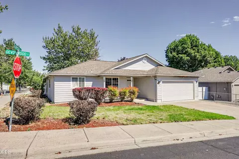Exterior - 11 Devonwood Ct, Eagle Point, OR 97524 photo 2 of 6