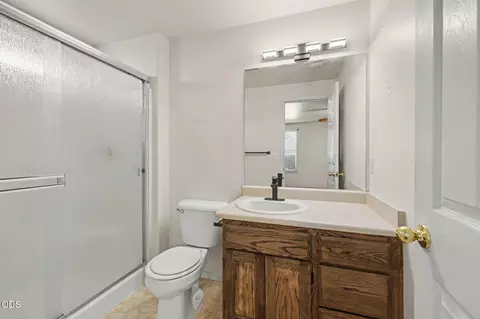 Bath - 11 Devonwood Ct, Eagle Point, OR 97524 photo 3 of 4