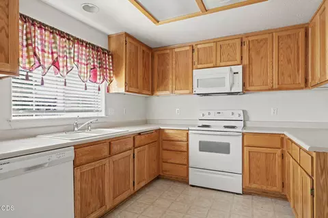 Kitchen - 11 Devonwood Ct, Eagle Point, OR 97524 photo 2 of 2
