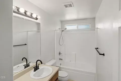 Bath - 11 Devonwood Ct, Eagle Point, OR 97524 photo 2 of 4