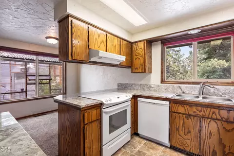 Kitchen - 64699 Mcgrath Rd, Bend, OR 97701 photo 2 of 2