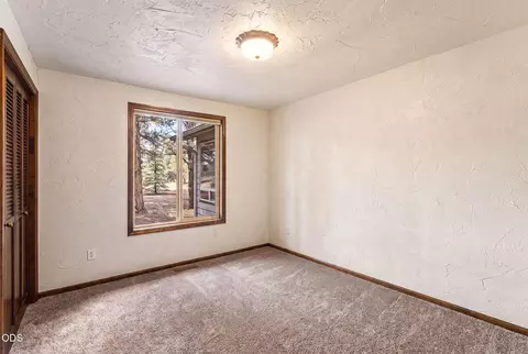 Bedroom - 64699 Mcgrath Rd, Bend, OR 97701 photo 3 of 4