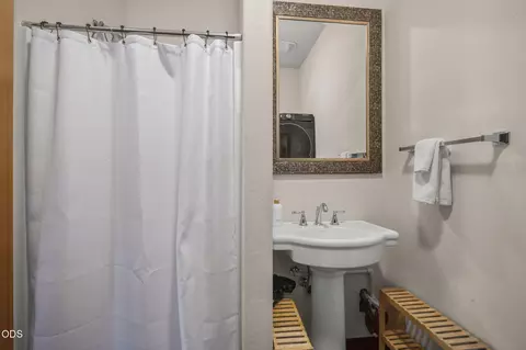 Bath - 17075 Pasadena Rd, Bend, OR 97707 photo 5 of 5