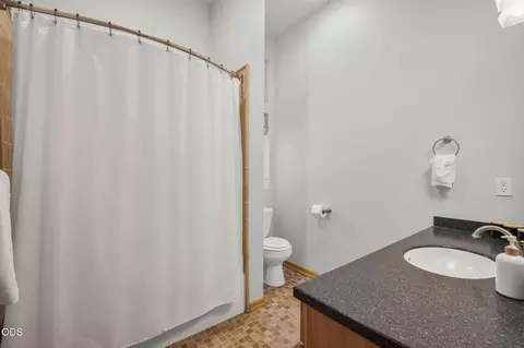 Bath - 17075 Pasadena Rd, Bend, OR 97707 photo 4 of 5