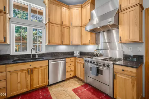 Kitchen - 17075 Pasadena Rd, Bend, OR 97707 photo 2 of 6