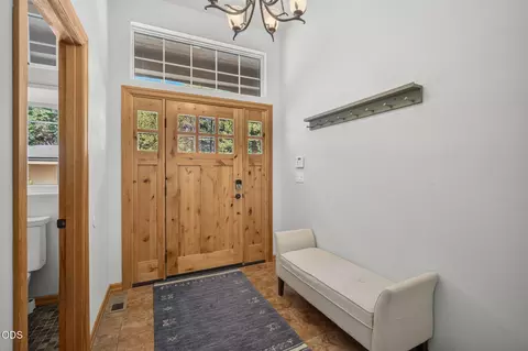 Entry Way - 17075 Pasadena Rd, Bend, OR 97707 photo 1 of 1