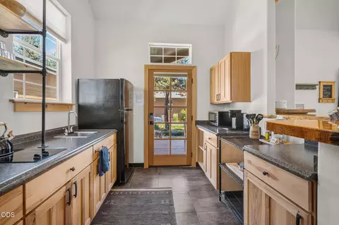 Kitchen - 17075 Pasadena Rd, Bend, OR 97707 photo 5 of 6