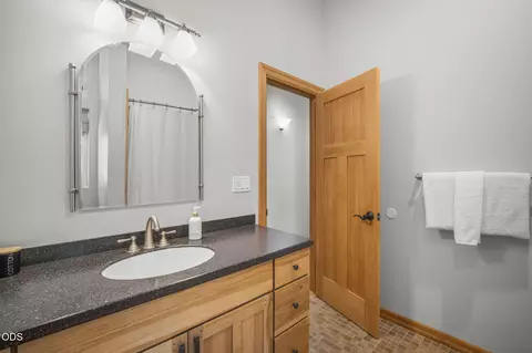Bath - 17075 Pasadena Rd, Bend, OR 97707 photo 3 of 5