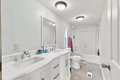 Bath - 222 Meadow Ln, Eagle Point, OR 97524 photo 1 of 2