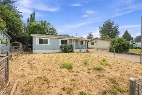 Exterior - 222 Meadow Ln, Eagle Point, OR 97524 photo 3 of 6