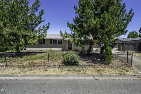 598 Laurel St, Eagle Point, OR 97524 photo 1