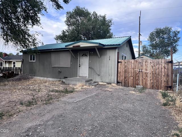 226 SE Jackson St, Redmond, OR 97756