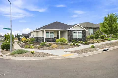 3117 Delorraine Dr, Medford, OR 97504